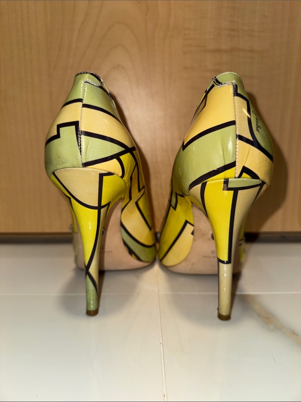 Emilio Pucci Yellow & Black Geometric Peep-Toe Heels - Picture 5 of 9